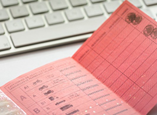 Vous partez en vacances en voiture ? Vous faut-il un permis papier ou au format carte bancaire ?